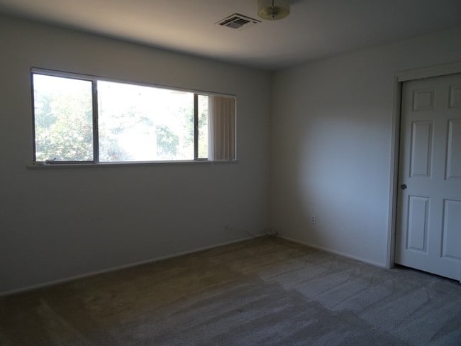 Building Photo - 2950 Land Park Dr