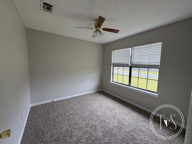 Building Photo - MOVE IN SPECIAL: $1000 OFF 1ST MONTH'S RENT!**