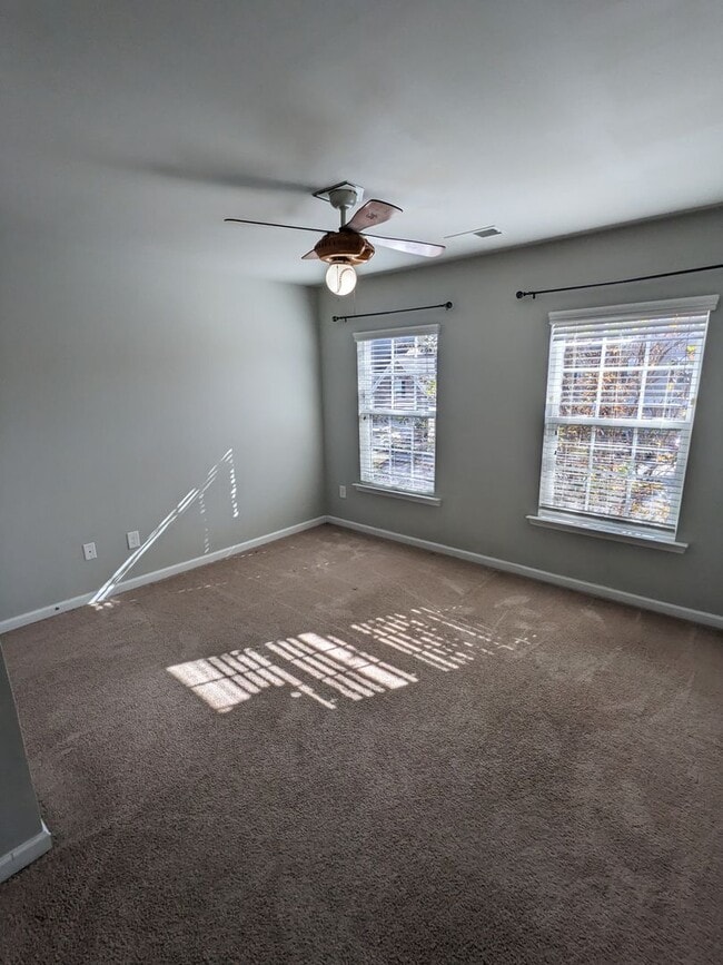 Building Photo - Stunning 7 Bedroom House with a Loft and U...