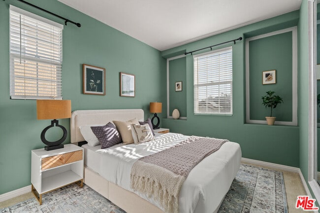 Building Photo - 657 S Ave 61