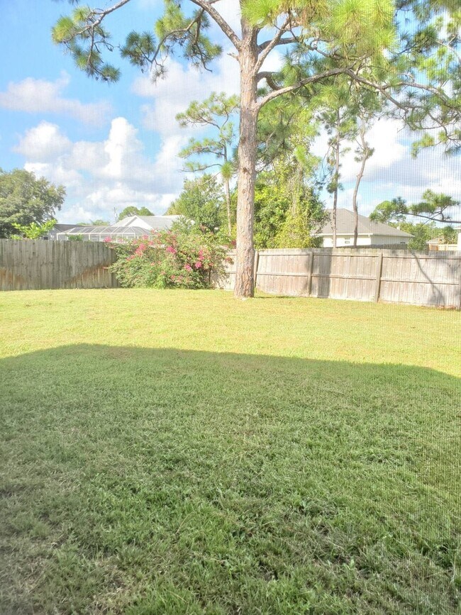 Building Photo - 3 bedroom 2 bath rental NO FENCE