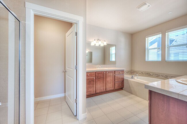 Building Photo - Spacious Brick and Wood Home in Issaquah