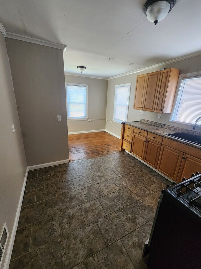 Building Photo - 2 Bed 1 Bath