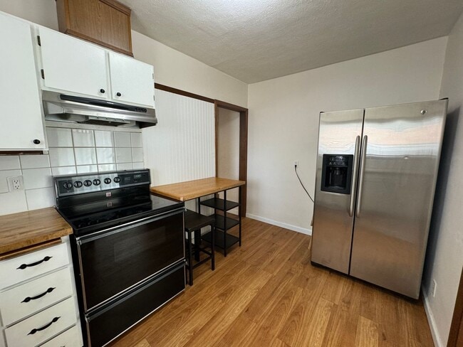 Building Photo - 2 Bedroom, 1 Bath with garage. Water and Sewer included in monthly rent!