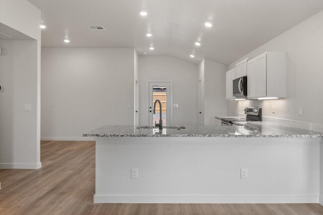 Building Photo - 2025 Cottonwood Ave