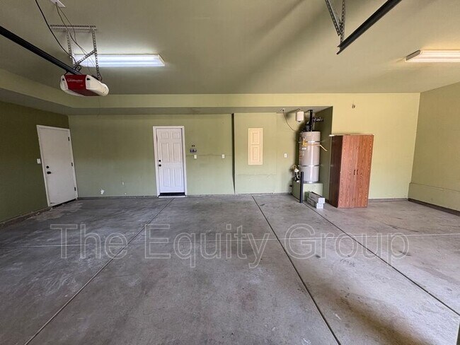 Building Photo - 3116 W Buena Vista Ave