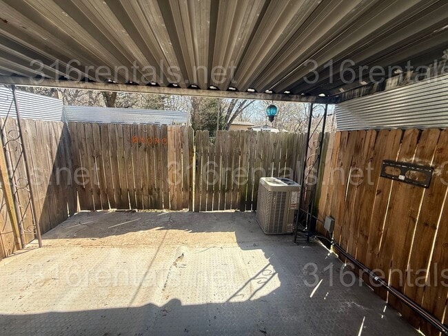 Building Photo - $1445 - 4 bedroom/ 2 bathroom - Single Family Home