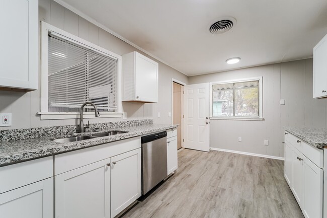 Building Photo - 1047 Garden Park Dr