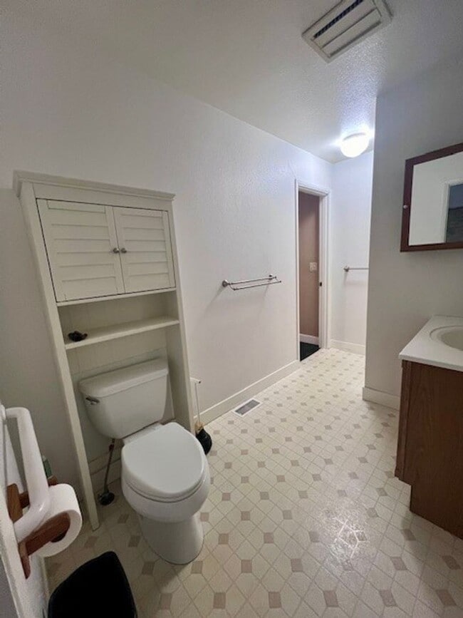Building Photo - Cute 1 Bd 1 Ba Duplex in Beautiful Blaine!