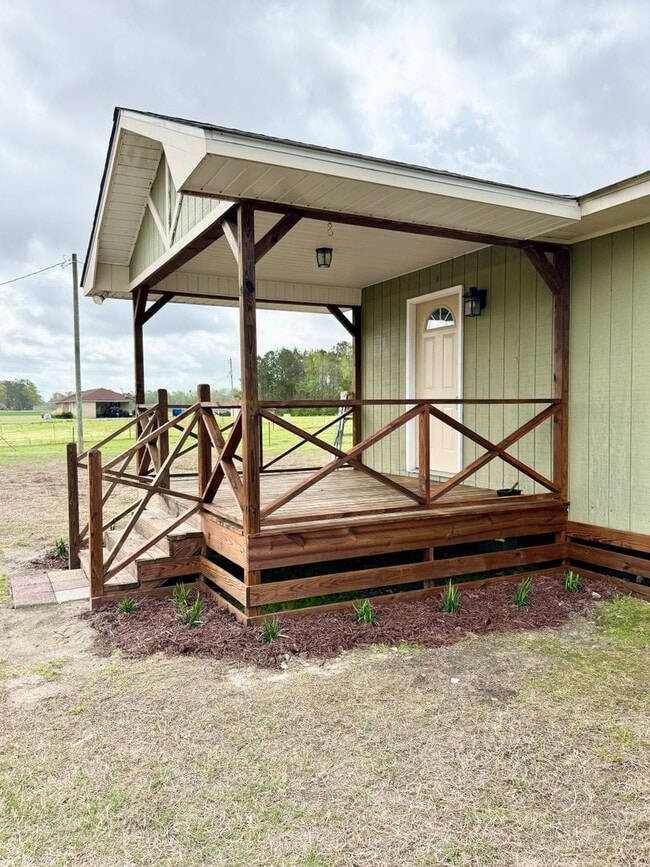 Building Photo - Country Cottage - Adorable 2 bedroom, 1 bath! Cute front porch & landscaping included!
