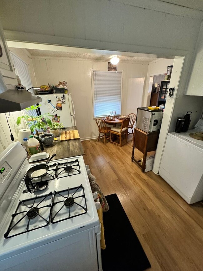Building Photo - 3 bed house in Church Hill! Central HVAC, laundry, yard with shed!