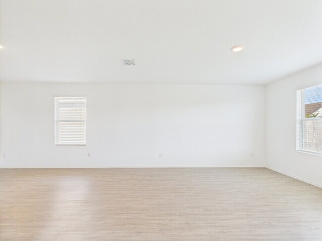 Building Photo - "Open-Concept Living in Fredericksburg"