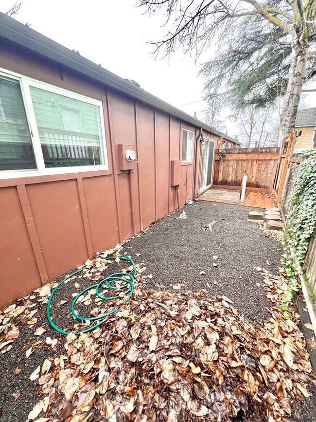 Building Photo - LUPUS01