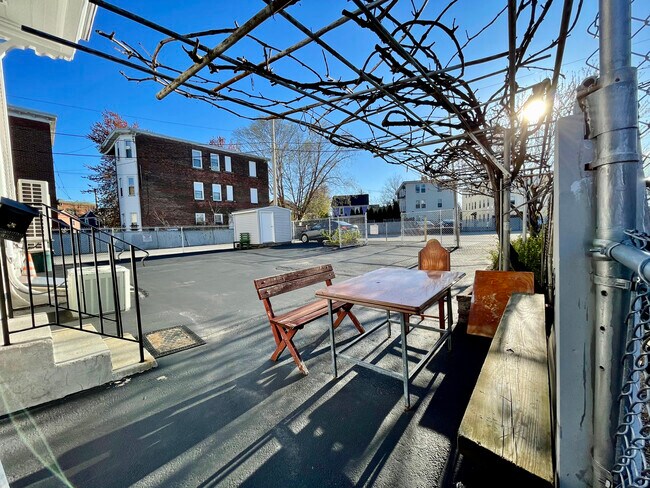 Building Photo - 18 Messenger St