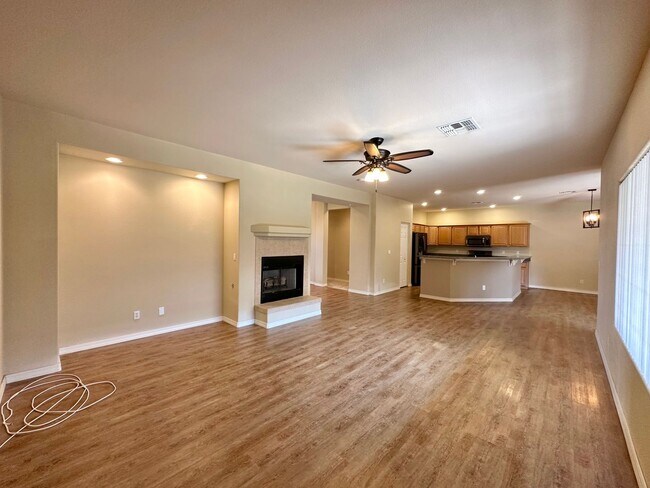 Building Photo - Beautiful 3 bedroom, 3 bathroom home with ...