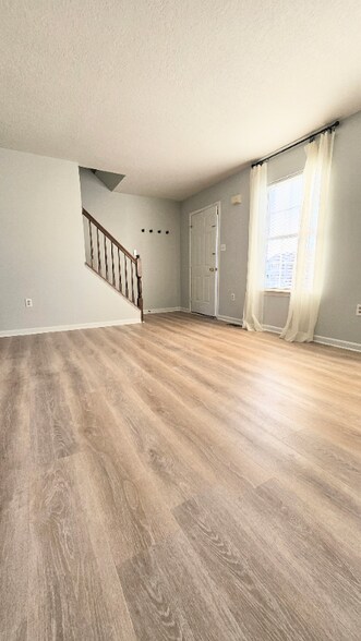 Building Photo - 330 Charles Cir