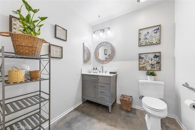 Building Photo - 210 N Spurgeon St