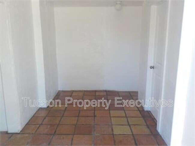 Building Photo - 132 E Jacinto St