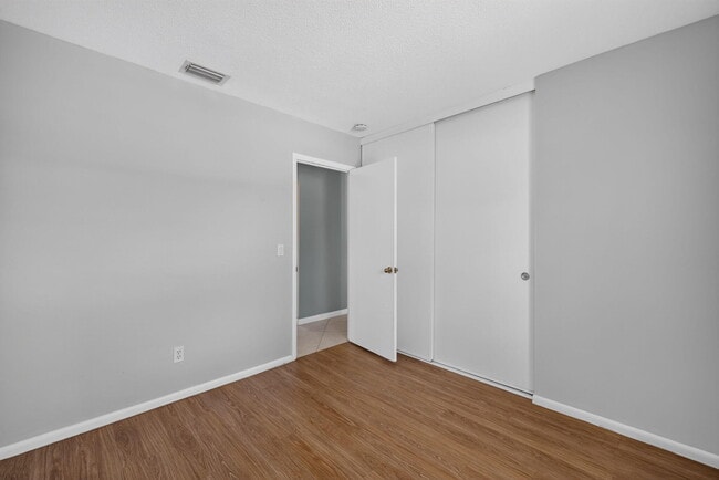 Building Photo - 416 SE Naranja Ave