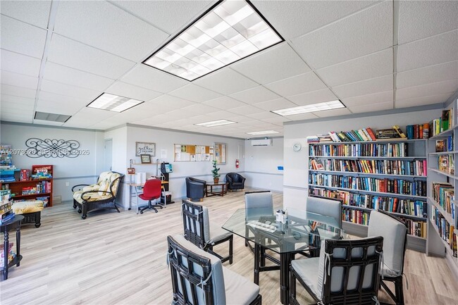 Building Photo - 2300 Park Ln