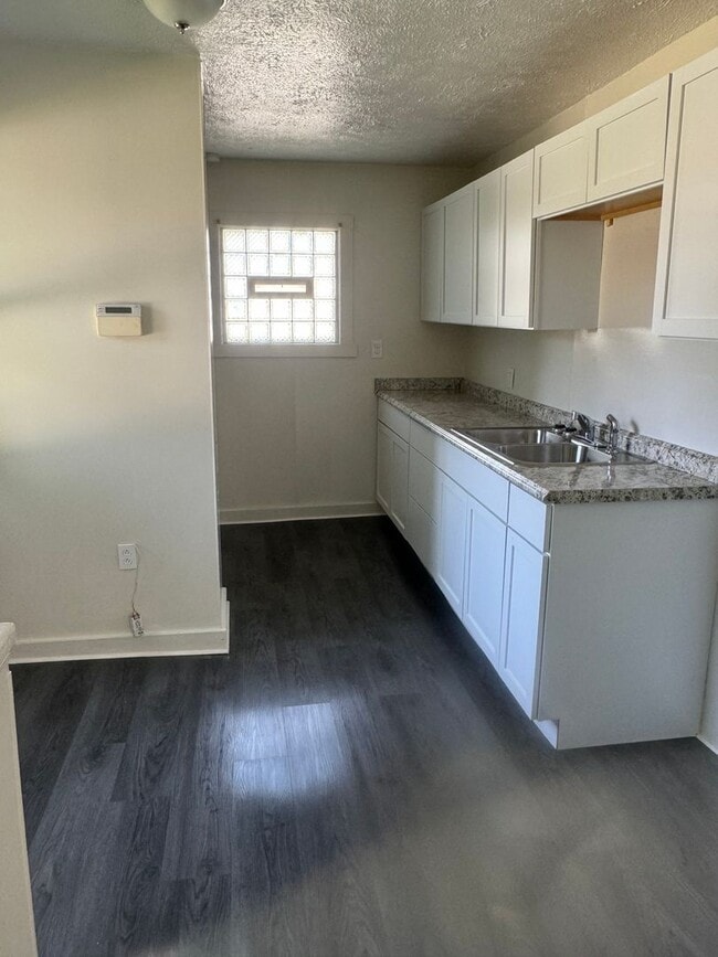 Building Photo - 2bd Single Cash Pay