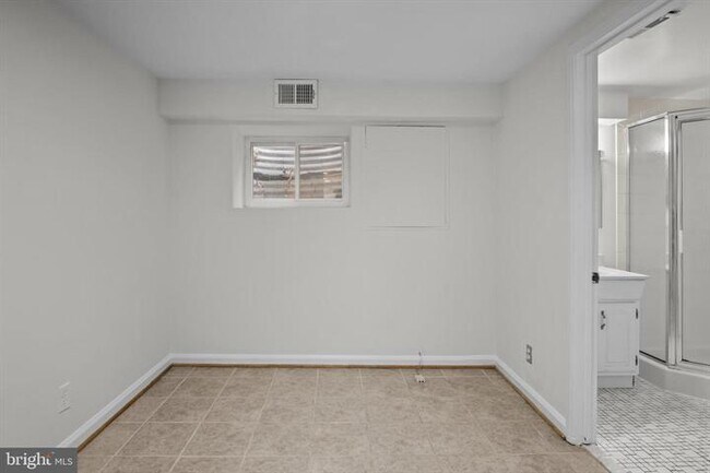 Building Photo - Charming 1-Bedroom Townhouse with 2 Full Baths in Arlington