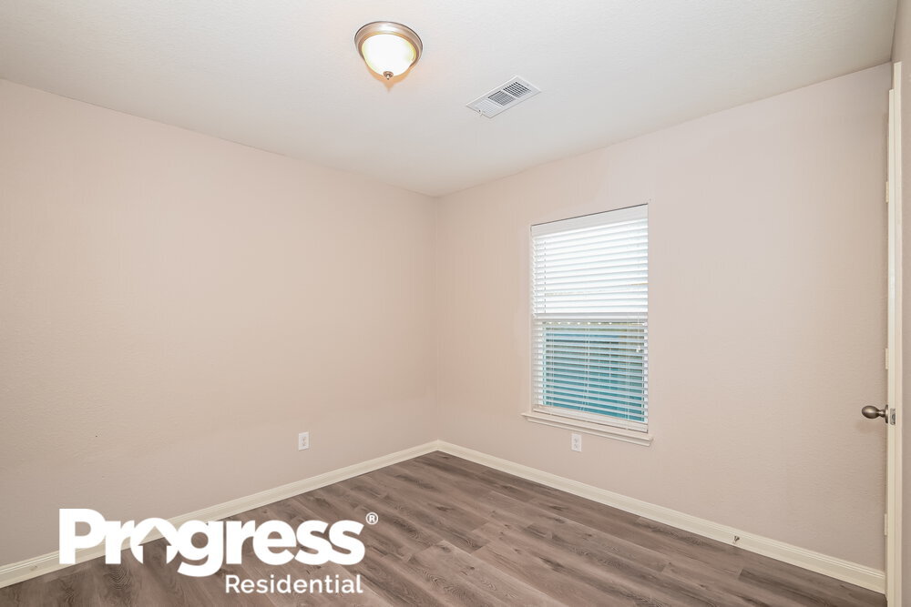 Building Photo - 1327 Chapman Dr