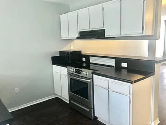 Building Photo - 2 Bed/2.5 Bath Townhouse off Razorback Greenway