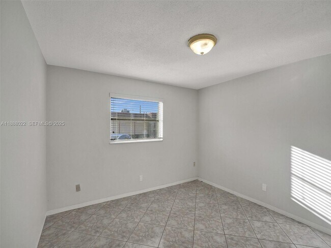 Building Photo - 5112 Hollywood Blvd