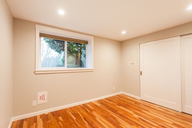 Building Photo - Beautiful 4 Bedroom Home in Queen Anne!