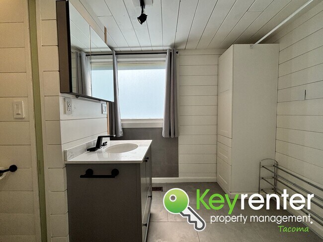 Building Photo - Stunning 2-Bedroom Tacoma Home with Dash P...