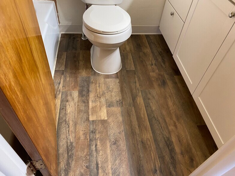 Wood looking floating flooring - 411 Poplar Ave
