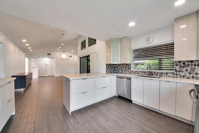 Building Photo - 5529 Lakeview Mews Terrace