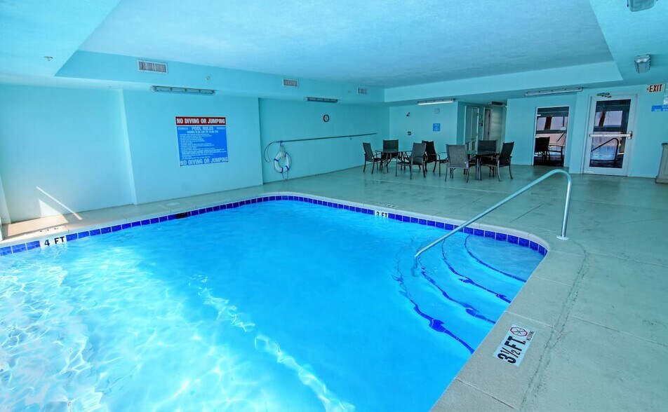 Indoor/outdoor pool - 10625 Front Beach Rd