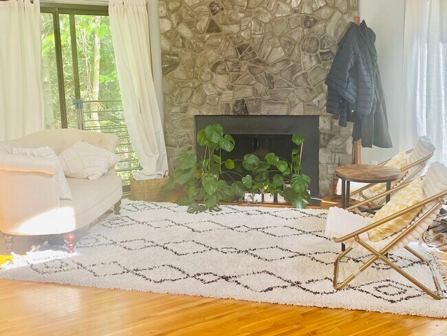 Building Photo - 14 Windsor Rd