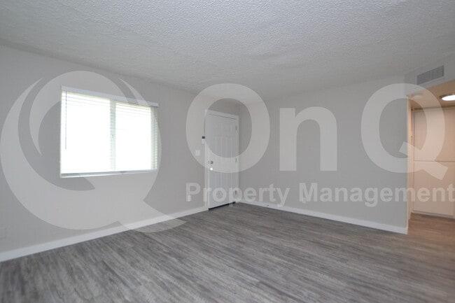 Building Photo - 2210 W Devonshire Ave