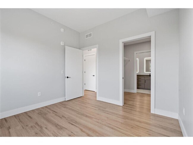 Building Photo - 470 Lexington Parkway S