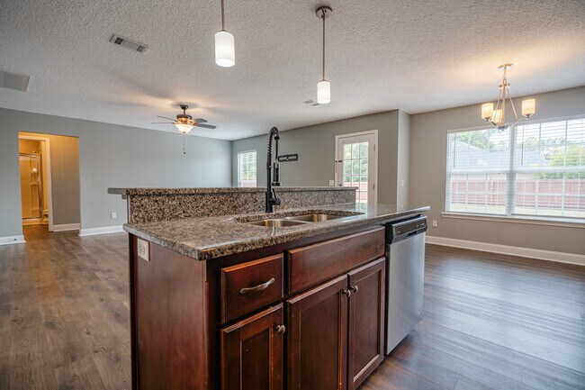 Building Photo - 717 Highgrove Ct