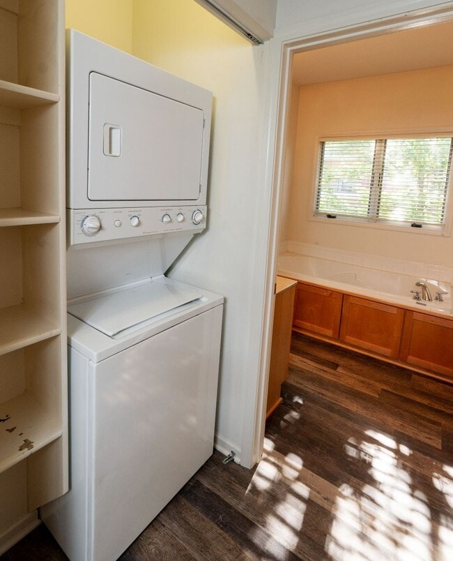 Building Photo - 1BR/1BA, Cherry Hill, Upscale Loft with Balcony!