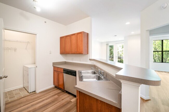 Building Photo - 1BR, 1Ba Condo in Walker Square
