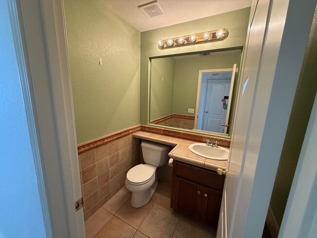 Building Photo - Large two story in Rose Hollow neighborhoo...