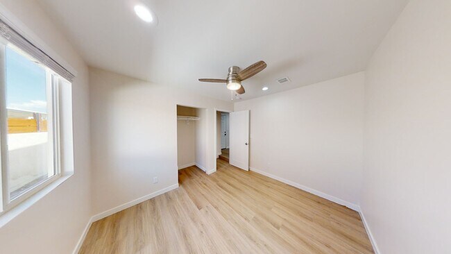 Building Photo - 5BD/2BA on Ewing!!