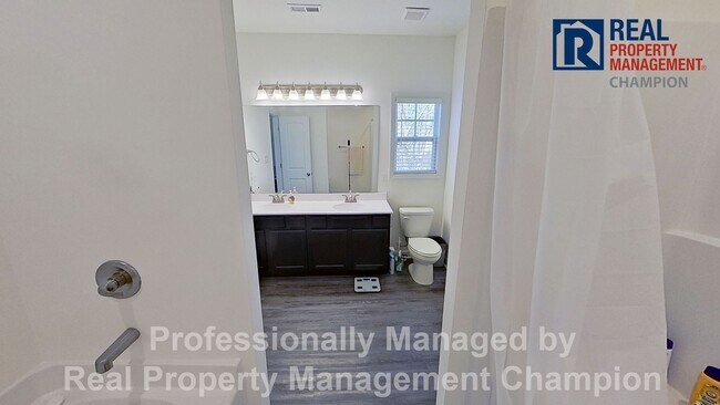 Building Photo - Spacious Home with Fenced Back Yard Convenient to Camp Lejeune