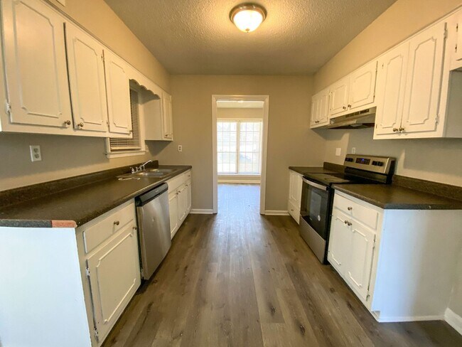 Building Photo - 3 bed, 2 bath home with access to 79 and 40.