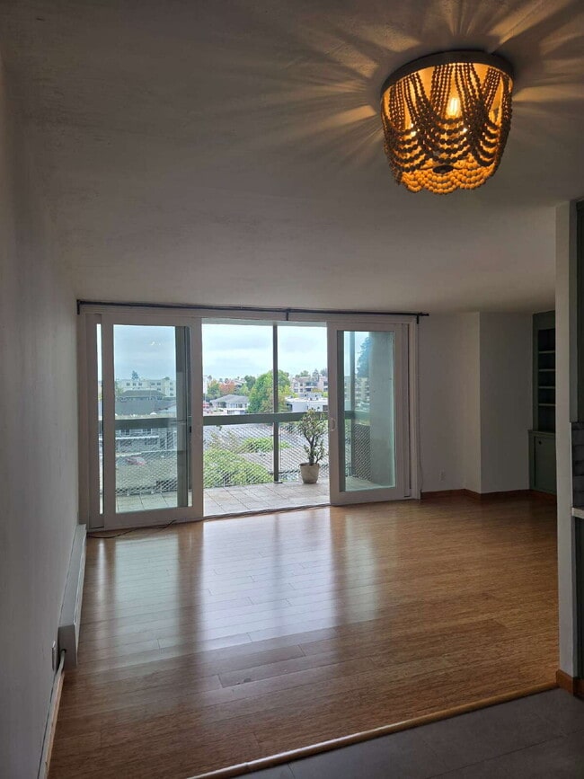 Building Photo - Super Spacious 1 Bedroom- Views of the City - Water and Garbage Included
