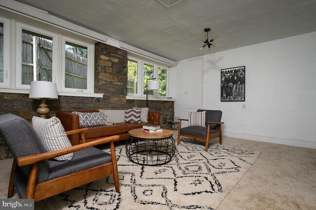 Building Photo - 1385 Woodland Rd