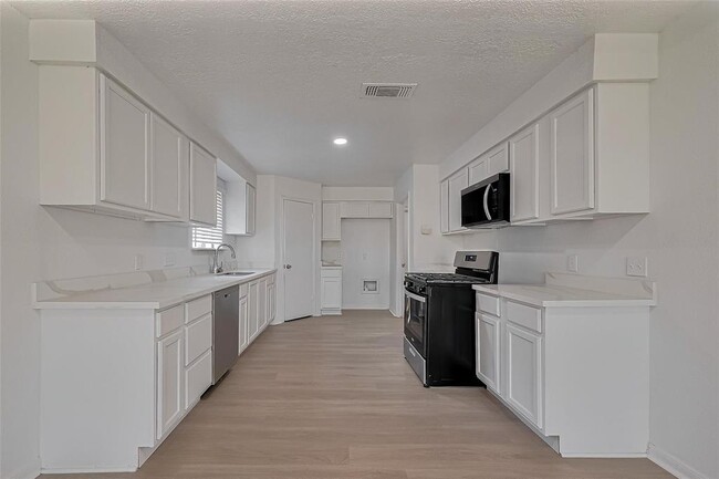 Building Photo - 6219 Canada Dr