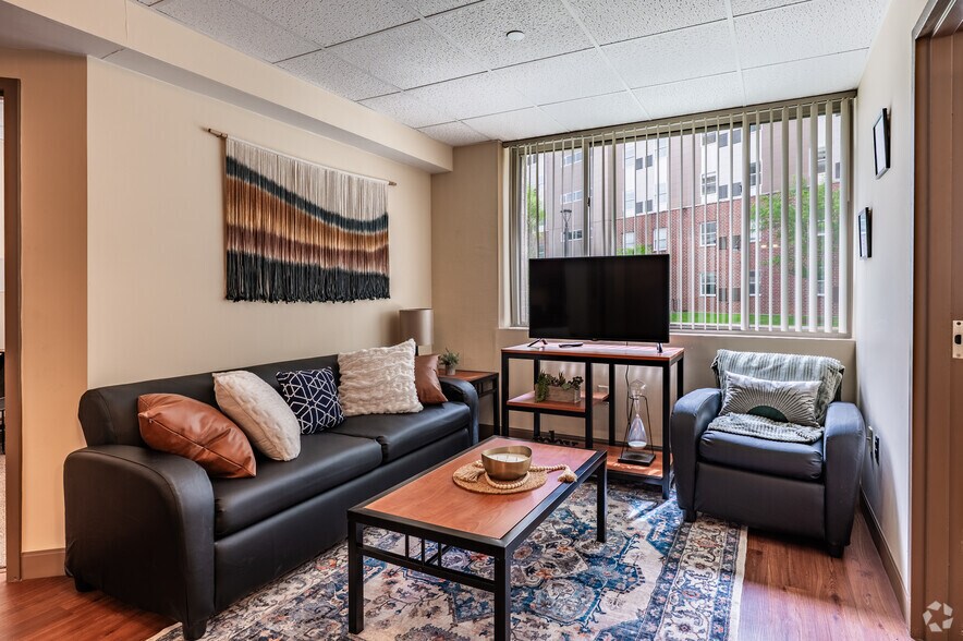 3BR, 1BA - 661SF - Living Room - Pierpont Place