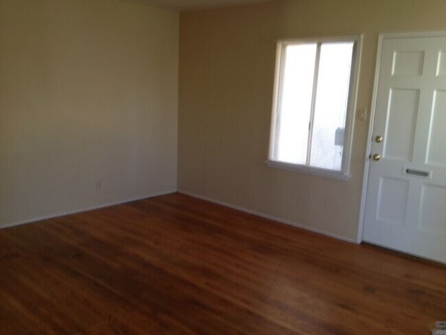 Building Photo - 2212