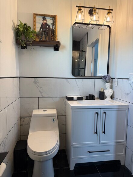 Master Bathroom - 1741 Jourdan Ave